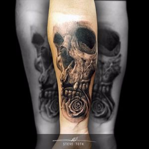 A classic black and grey skull and rose. Tattoo by Steve Toth. #SteveToth #BritishTattooer #blackandgrey #realism #hyperrealism #MonumentalInk #skull #rose