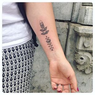 Tatuaje Linework de Lia November #LiaNovember #ilustrativo #minimalista #pequeño #linework #flor