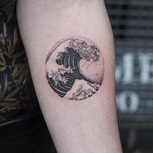 A small, detailed Great Wave, by Oozy. (via IG—oozy_tattoo) #microtattoo #smalltattoo #tinytattoo #TattooRoundUp