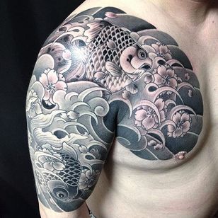 Tatuaje limpio y sólido desde el hombro hasta el pecho de sakuras y peces.  Rad trabajo de Horimatsu.  #Horimatsu #Estilo japonés #Tatuaje japonés #horimono #sakura #pescado