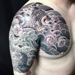 Clean and solid shoulder to chest tattoo of sakuras and fishes. Rad work by Horimatsu. #Horimatsu #JapaneseStyle #JapaneseTattoo #horimono #sakura #fish