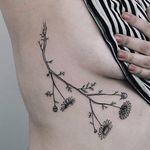 Daisy sideboob tattoo by Julia Shpadyreva. #JuliaShpadyreva #blackwork #fineline #daisy #flower #sideboob