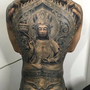 Una estatua que representa al Buda de Heng Yue (IG - newassasin_tattoo).  #Negro gris #Buddha #HengYue #Japonés #estilo grande #realismo