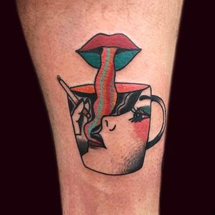 Tatuaje de taza de café trippy.  #Cooley #MattCooley #humo #cigarrillo #trippy #café