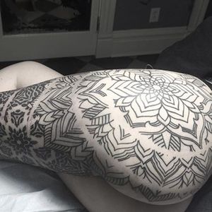 A work in progress by Nathan Mould. Want to see this one once it's fleshed out all the way. #geometric #NathanMould #ornamental #stippled #thigh