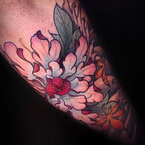 Beautiful looking peony tattoo done by Alexander Masom. #AlexanderMasom  #peony #forearmtattoo #coloredtattoo #flowertattoo