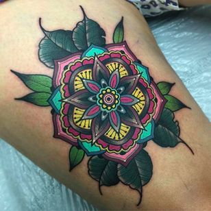 Flor de mandala hermosa y sólida.  Tatuaje realizado por Katie McGowan.  #katiemcgowan #blackcobratattoo #coloredtattoo #mandala #flower