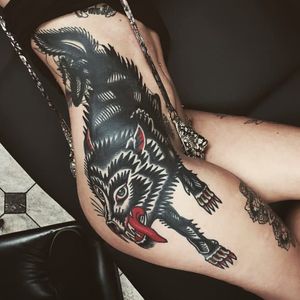 Massive and solid wolf tattoo on the side. Stunning work by Joshua Marks. #JoshuaMarks #ETS #traditionaltattoos #boldtattoos #classic #wolf