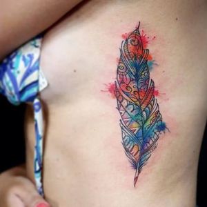 Pena aquarelada! #pena #feather #watercolor #aquarela #tatuagemcolorida #coloridas #delicadas #AndreFelipe #brasil #brazil #portugues #portuguese