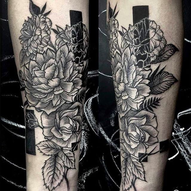 Hermosos tatuajes florales en blackwork hechos por Gabor Zolyomi.  #GaborZolyomi #FatumTattoo #blackwork #illustrativetattoo #flowers