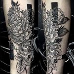 Beautiful blackwork flower tattoos done by Gabor Zolyomi. #GaborZolyomi #FatumTattoo #blackwork #illustrativetattoo #flowers