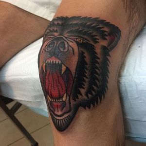Angry bear knee banger by Nick Rutherford. #traditional #NickRutherford #tattooflash #bear #knee