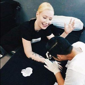 Iggy Azalea geting tattooed. #IggyAzalea #Rapper #Celebrities