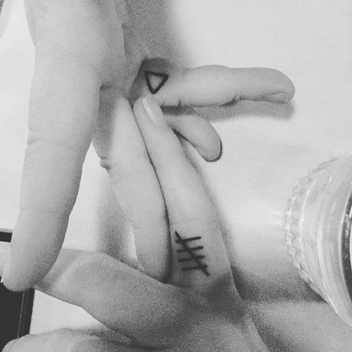 Sophie Turner's new finger tattoo #sophieturner #gameofthrones #fingertattoo #family #love #tribute #triangle #tallyof5