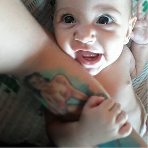 Lenita já apaixonada por tatuagens desde muito cedo, agarrando o braço da mamãe Jaqueline Ivanoff!