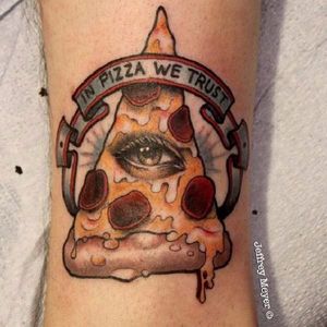 Confiamos na pizza #JeffreyMeyer #PizzaTattoo #pizzalovers #pizza #pizzaday #diadapizza #olhoquetudove #olhodaprovidencia #inpizzawetrust #olho #eye #allseeingeye