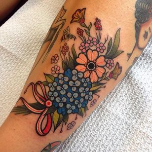 Lindo tatuaje tradicional de abeja y ramo de Miss Quartz.  #tradicional #dulce #MissQuartz #flores #ramo #abeja