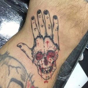 #mão #hand #caveira #skull #JonathanPereira #JohnnyTattoo #tradicional #tradicionalamericano #oldschool #TatuadoresDoBrasil #brasil
