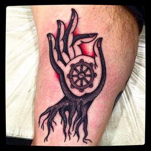 Dharma wheels y tatuaje de mano por @Capratattoo #Capratattoo #traditional #black #red #SkullfieldTattoo #DharmaWheel #hand tatuaje
