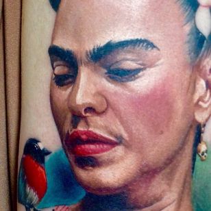 Tatuaje de retrato en color de Frida Kahlo por Frederick Bain #FrederickBain #realism #colorrealism #colorportrait #FridaKahlo #bird
