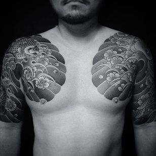 Hermosa foto monocromática de tatuajes de Horimatsu.  #Horimatsu #JapaneseStyle #JapaneseTattoo #horimono #monochrome #sakura