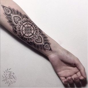 Tatuaje ornamental de Kristina Darmaeva #KristinaDarmaeva #blackwork #ornamental