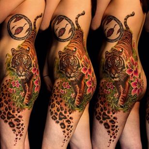 Esta llamativa pieza lateral de tigre funciona perfectamente con el cuerpo de su cliente.  Obras de Frederick Bain #FrederickBain #realismo #colorrealismo #tigre #leopard #flower