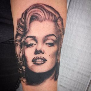 Marilyn by Erika Jurkovic #ErikaJurkovic #realism #realistic #oldschool #blackandgrey #portrait #marilynmonroe #marilyn #moviestar #actress #singer #famous #pinup #tattoooftheday