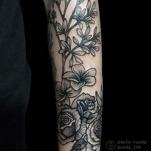 Tattoo por Paula Rueda! #PaulaRueda #tatuadorasbrasileiras #tattoobr #tattoodobr #tatuadorasdobrasil #blackwork #sketch #flores #flowers #flor #flower