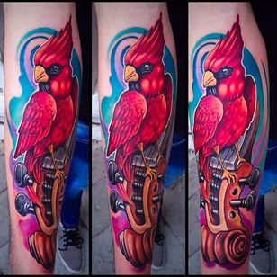 Fantástica ejecución de tatuaje en este tatuaje cardinal de Andrea Lanzi.  #andrealanzi #kardinal #nyskole #violín #loro