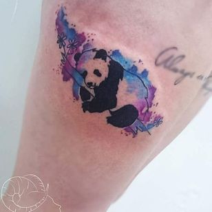 Tatuaje de panda por Amanda Barroso #panda #pandatattoo #watercolor #watercolortattoo #watercolortattoos #brighttattoos #AmandaBarroso