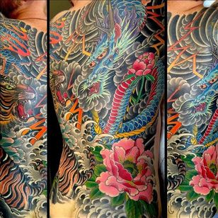 El nivel de color, complejidad y contraste en el trabajo de Rubendall es simplemente asombroso.  #back #color #detail # Dragon #Japanese #MikeRubendall # peony #tiger #thunderstorm #waves