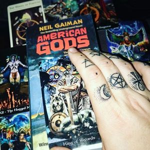 The cover of American Gods with some sweet finger bangers (via IG—mystic_dylan) #NeilGaiman #AmericanGods