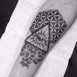 Iluminateis. #MateusMattar #blackwork #geometria #geometry #TatuadoresDoBrasil #olhoquetudove #olho #eye #pontilhismo #dotwork #triangulo #triangle