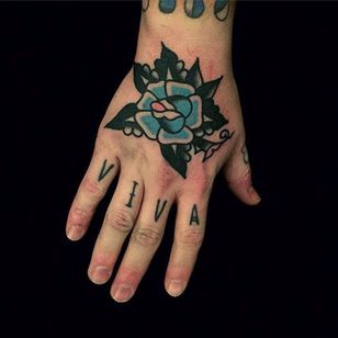 Rosa azul simple pero elegante hecha por Mark Cross.  #MarkCross #rosetattooNYC #TraditionalTattoo #FedTattoos #rose #hand tattoo