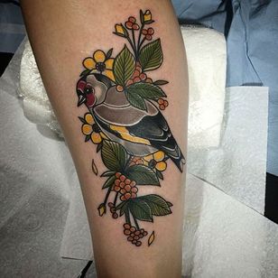 Tatuaje de jilguero neo tradicional de Lydia Hazelton.  #neotradicional # pájaro #goldfinch #flores #LydiaHazelton