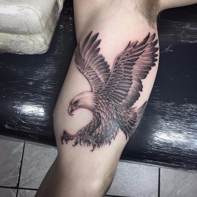Eagle in flight by Oliver Macintosh #OliverMacintosh #eagle #realism #realistic #feathers #wings #traditional #blackandgrey #tattoooftheday