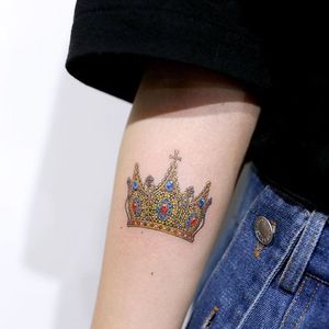 Crown by Tattooist Doy (via IG-tattooist_doy) #gems #stones #crown #decorative #tattooistdoy