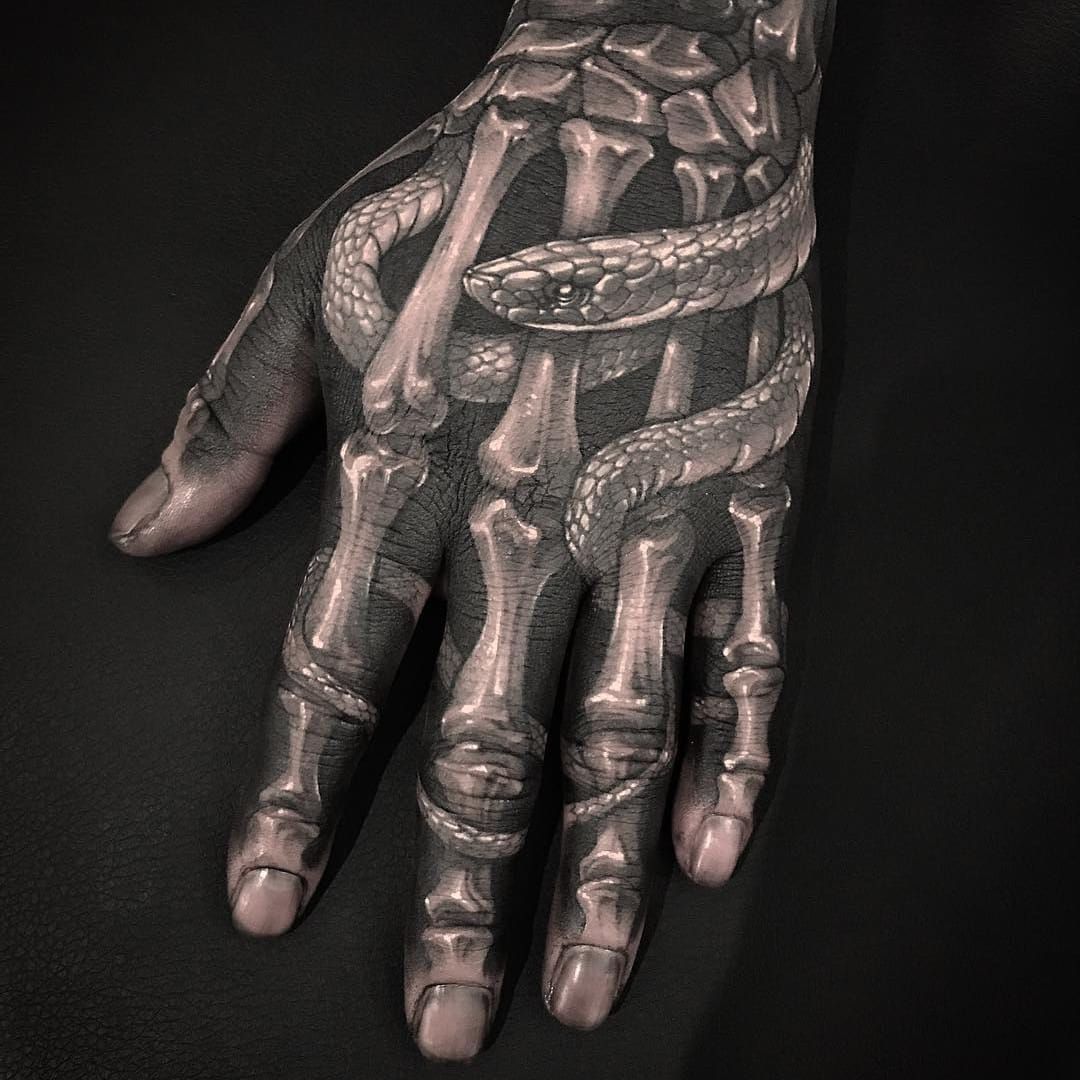 Image result for snake on hand tattoo  Tatuaje de serpiente Tatuajes  Tatuajes populares