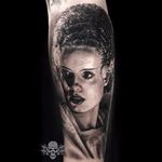 Intense constrasts in this Bride of Frankenstein Tattoo by Javier Antunez @Tattooedtheory #JavierAntunez #Tattooedtheory #Blackandgrey #Realistic #Bride #brideoffrankenstein