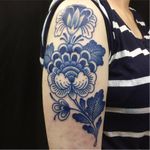 Delft blue flower tattoo by Kaptain Cade #delftblue #delftporcelain #porcelain #KaptainCade #flower #blueink