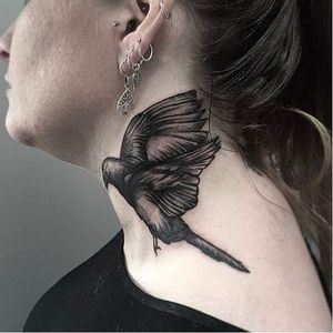 Neck tattoo by Axa Shareen #intimateartoftattoo #axashareen #bird #swallow (Photo: Instagram)