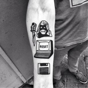 Divertido tatuaje de computadora de Eterno #Eterno #blackwork #computer #death #floppydisk #dolk