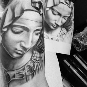 A picture perfect Pieta by Marco Tinta (IG—marcotinta). #blackandgrey #MarcoTinta #Mary #Michelangelo #Pieta