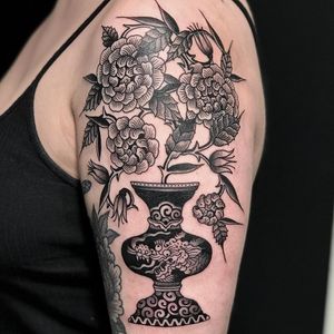 Flowers in dragon pot tattoo by El Dragon #ElDragon #planttattoos #blackandgrey #linework #flowers #plants #leaves #peony #nature #pattern #dots #dragon #Japanese #woodblockstyle #vase #mashup #tattoooftheday