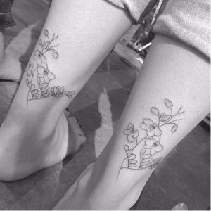 Pretty matching tattoos by Brunella Simoes #BrunellaSimoes #minimalistic #linework #flowers #matching