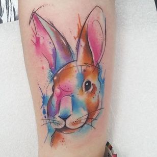 Tatuaje de acuarela de conejo por Josie Sexton
