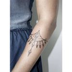 Ornamental tattoo by Zelina Reissinger #ZelinaReissinger #linework #minimalistic #small #ornamental #blackwork #btattooing #blckwrk