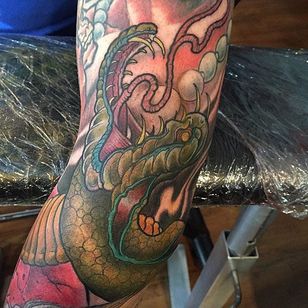 Tatuaje de serpiente por Pommie Paul