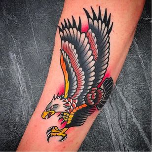 Tatuaje de águila tradicional de Saschi McCormack #traditional #color # Eagle #americantraditional #SaschiMcCormack #traditionalagle